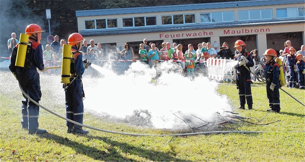Junger Löschtrupp zeigt sein Können