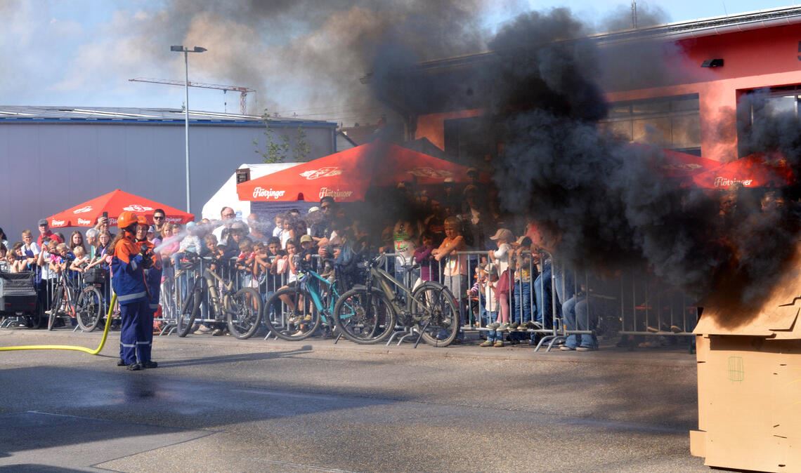 Die Jugendfeuerwehr zeigt bei einer Übung ihr Können. Fotos: Stahlfeld