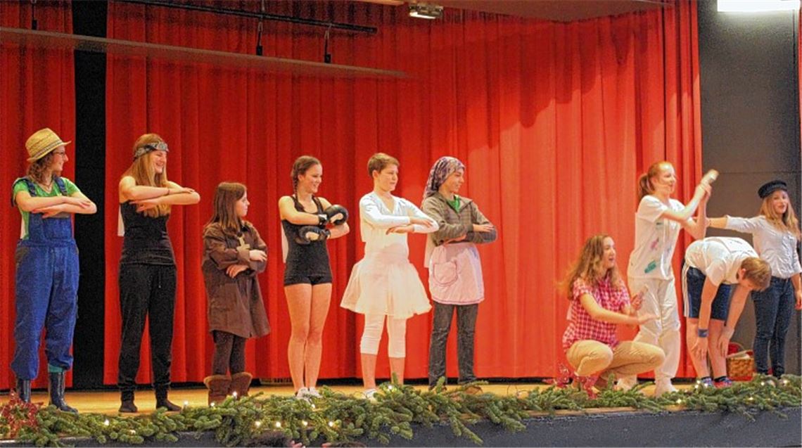 Die Jugendgruppe der Naturfreunde unterhält das Publikum mit ihrem Sketch. Foto: Huber