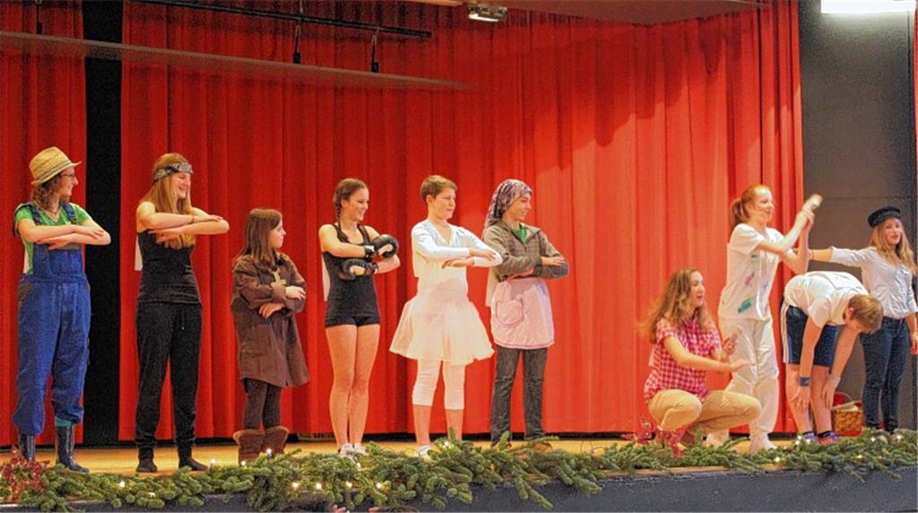 Die Jugendgruppe der Naturfreunde unterhält das Publikum mit ihrem Sketch. Foto: Huber