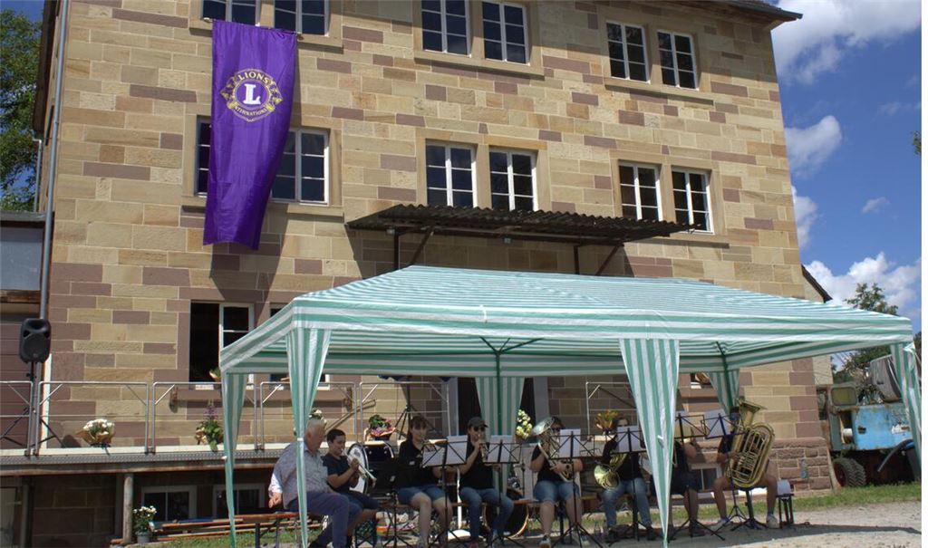 Die Jugendgruppe des Musikvereins Freudenstein beim Auftritt vor der Mühle. Foto: Gießler