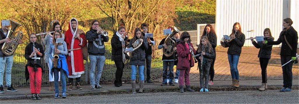 Jugendkappelle macht Musik auf der Straße