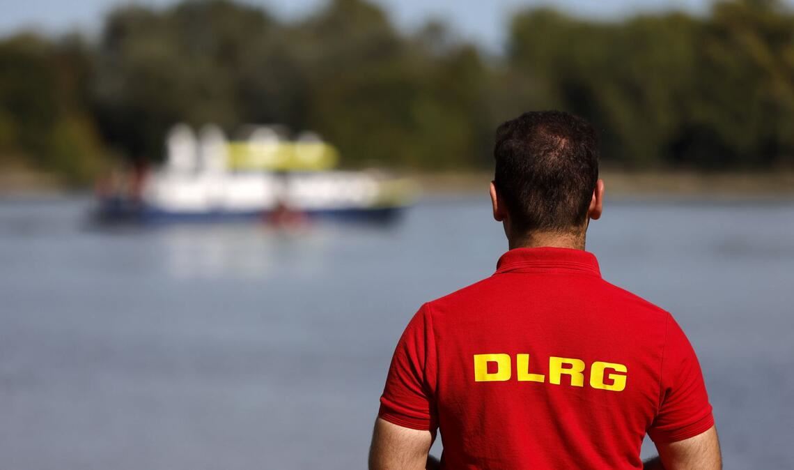 Die Jugendliche musste von Rettungskräften aus dem Fluss gezogen werden. (Symbolfoto)