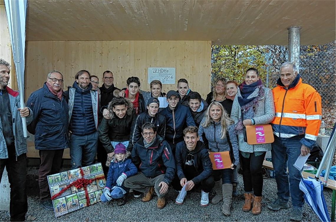 Jugendliche stehen nicht mehr im Regen Jugendliche stehen nicht mehr im Regen
