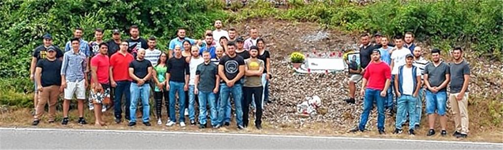 Die Jugendlichen haben zum Todestag ihres Freundes ein neues Mahnmal an der B10 geschaffen.