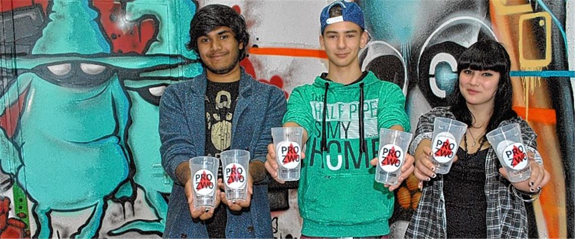 Die Jugendräte Amazijah Arisegaran (v. li.), Moritz Kaiser und Xena Moussa präsentieren neue Becher vor neuen Graffiti. Die im Schnitt täglich 70 Besuchern, die das „ProZwo“ an der Bahnhofstraße in Mühlacker ansteuern, zeigen den Beliebtheitsgrad der Einrichtung. Foto: Stahlfeld