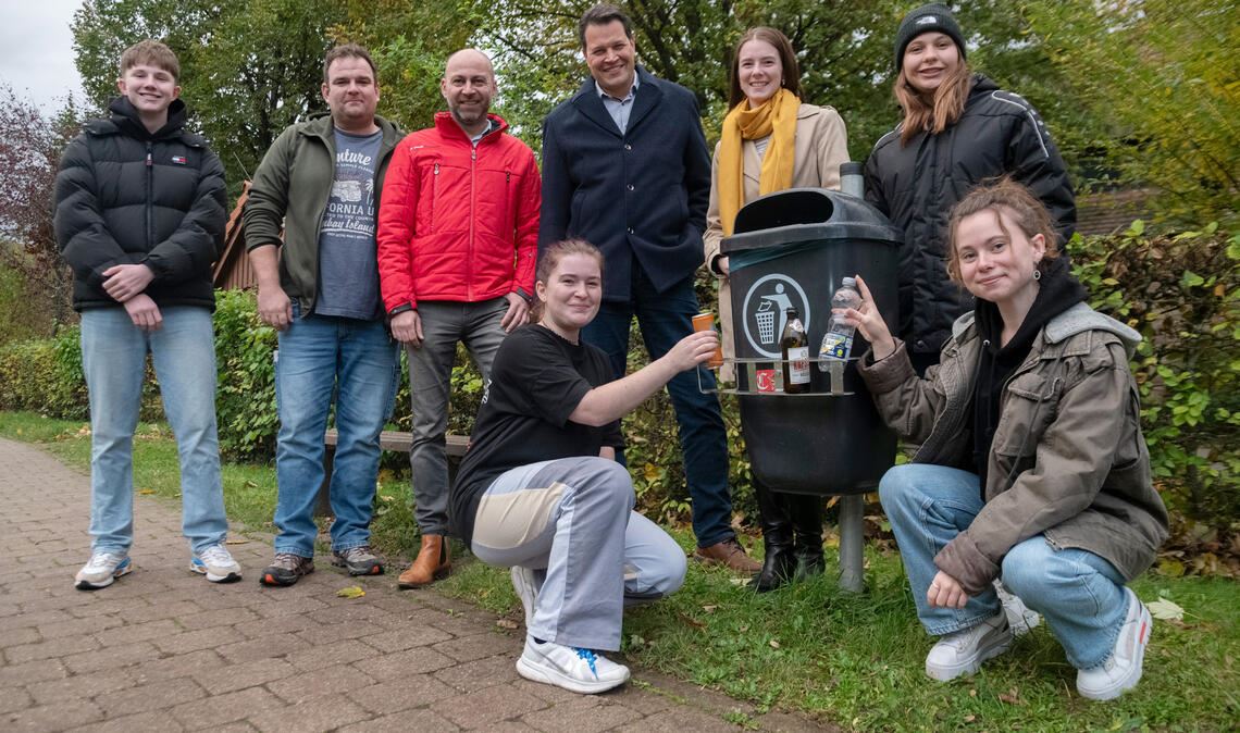 Die Jugendrätinnen Annabelle Mauch und Wilhelmine Wolf (vorne, v. li.) machen gemeinsam mit Maulbronns Bürgermeister Aaron Treut (hinten, 4. von links), Vertretern der Stadtverwaltung und weiteren Mitgliedern des Jugendgremiums auf die Pfandringe aufmerksam. Foto: Fotomoment