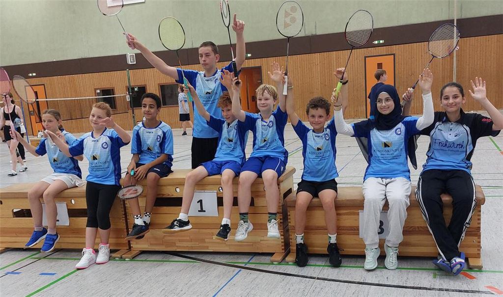 Die Jugendspielerinnen - und -spieler des SV Illingen haben etwas zu feiern: Vanessa Zimmermann, Tessa Freckmann, Younes el Quardi, Sven Zimmermann, Emil Bronner, Karl Munzig, Jakob Ziegler, Mouna Gharibo und Somaja Fadai (v.li.). Foto: privat