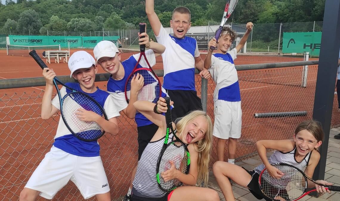 Enzberger Nachwuchs feiert den Aufstieg Die Jungs und Mädels der U-12-Mannschaft freuen sich über den Aufstieg. Foto: privat