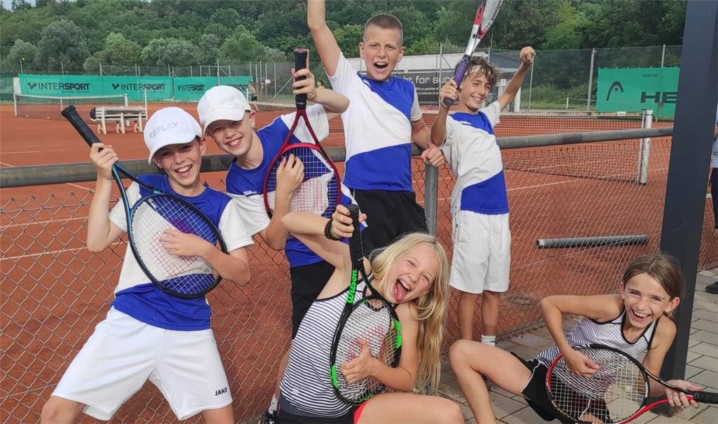Die Jungs und Mädels der U-12-Mannschaft freuen sich über den Aufstieg. Foto: privat