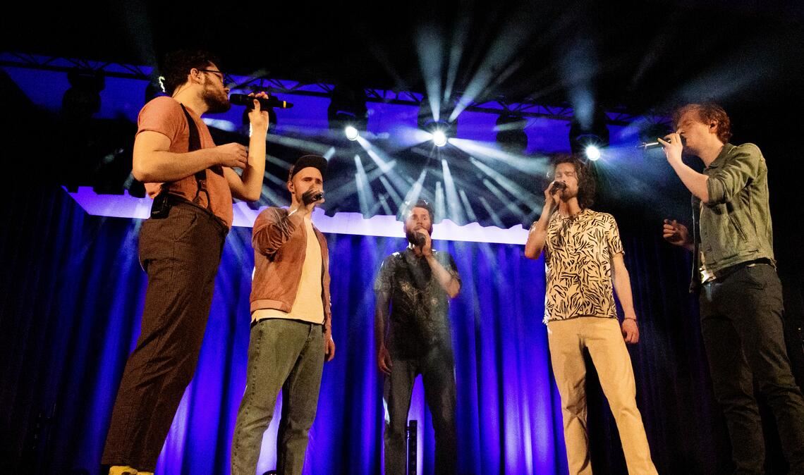 Die Jungs von „anders“ stehen seit 17 Jahren gemeinsam auf der Bühne und sind immer noch (fast) eine Boyband. Foto: Jertschweske