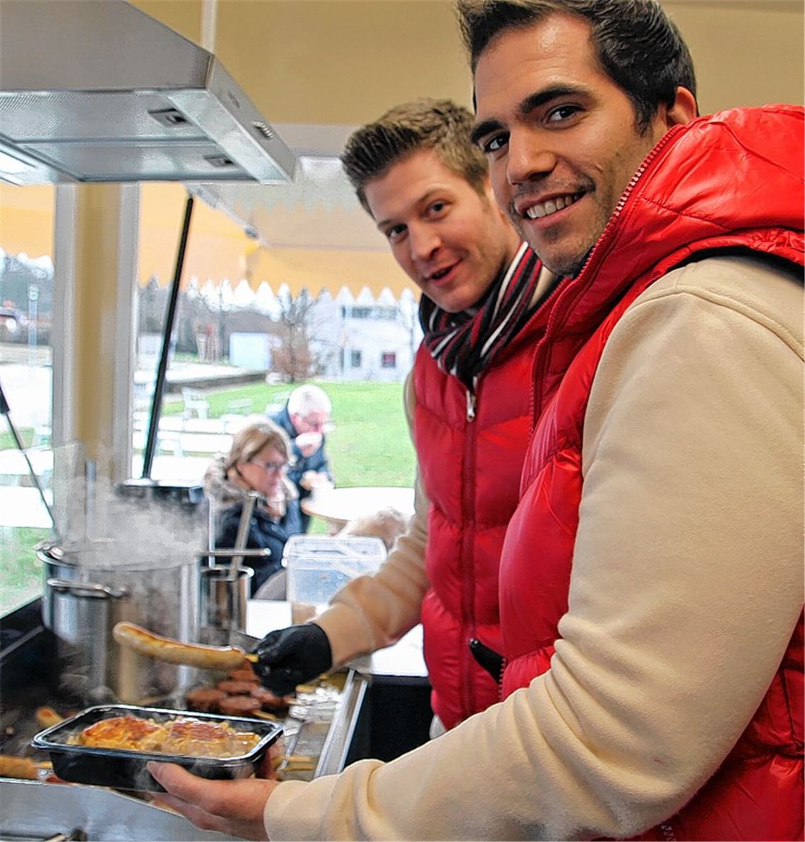Die Jungunternehmer Matthias Kaufmann (li.) und Fabian Fallenbüchel kommen nicht nur wegen ihres Grills ins Schwitzen. 