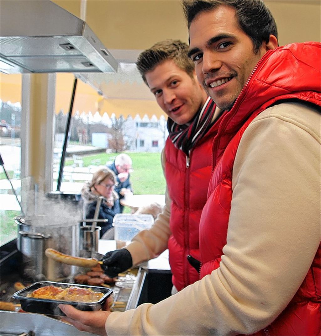 Die Jungunternehmer Matthias Kaufmann (li.) und Fabian Fallenbüchel kommen nicht nur wegen ihres Grills ins Schwitzen. 