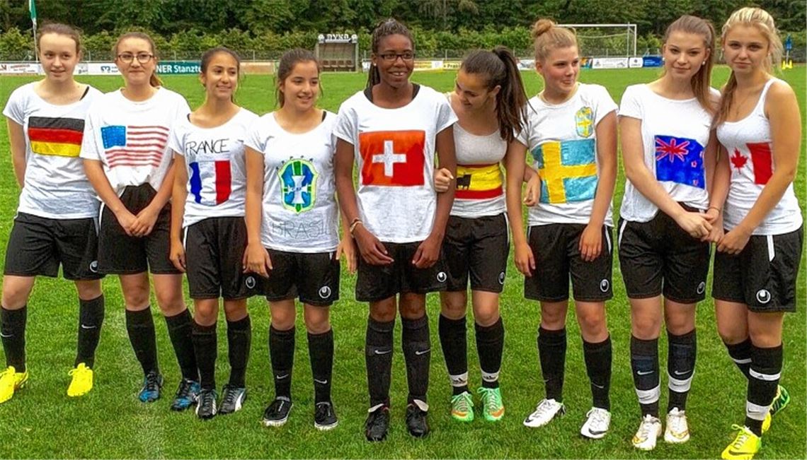 Die Juniorinnen von Viktoria Enzberg ganz international gekleidet. Das kommt bei der Jury an.