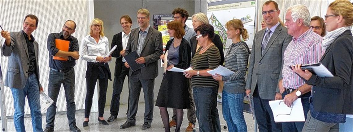 Die Jury bewertet die Vorschläge für ein Gartengründstück beim Grünprojekt. Foto: privat