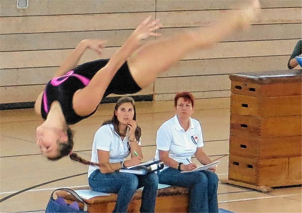 Die Jury schaut genau hin: Isabel Bretschneider beim Salto rückwärts gestreckt.