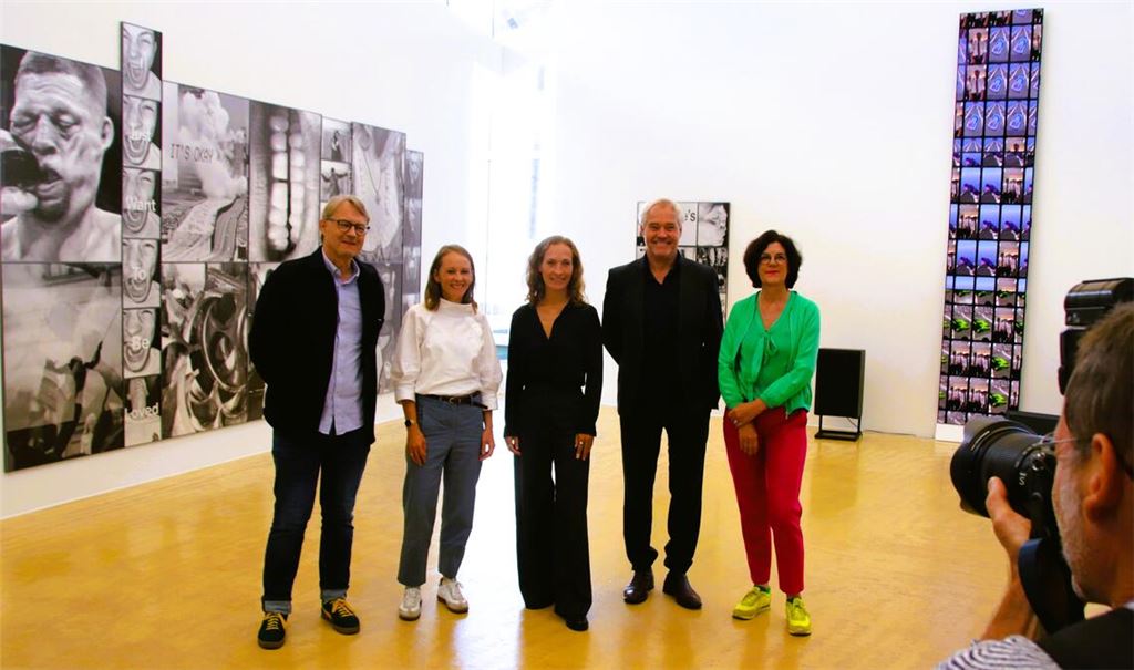 Die Jury vor dem Werk des Siegerduos. Stefan Gronert (v.li.), Ausstellungsleiterin Janna Eisenbeis, Sophie-Charlotte Opitz, Matthias Harder und Ute Noll. Fotos: Arning