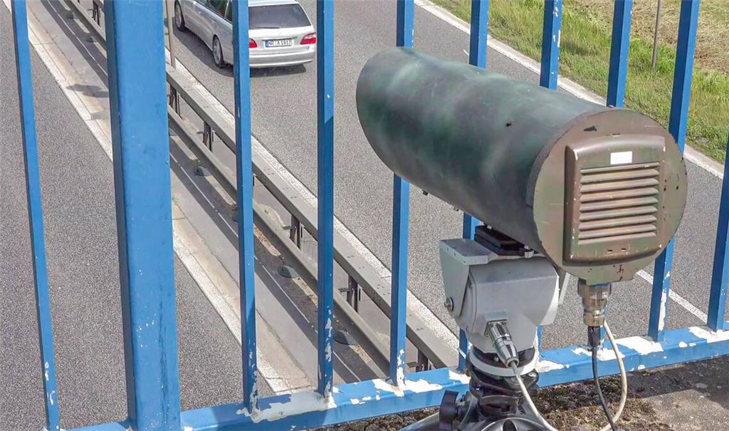 Die Kamera filmt passierende Autofahrer von erhöhten Positionen, wie etwa Autobahnbrücken.