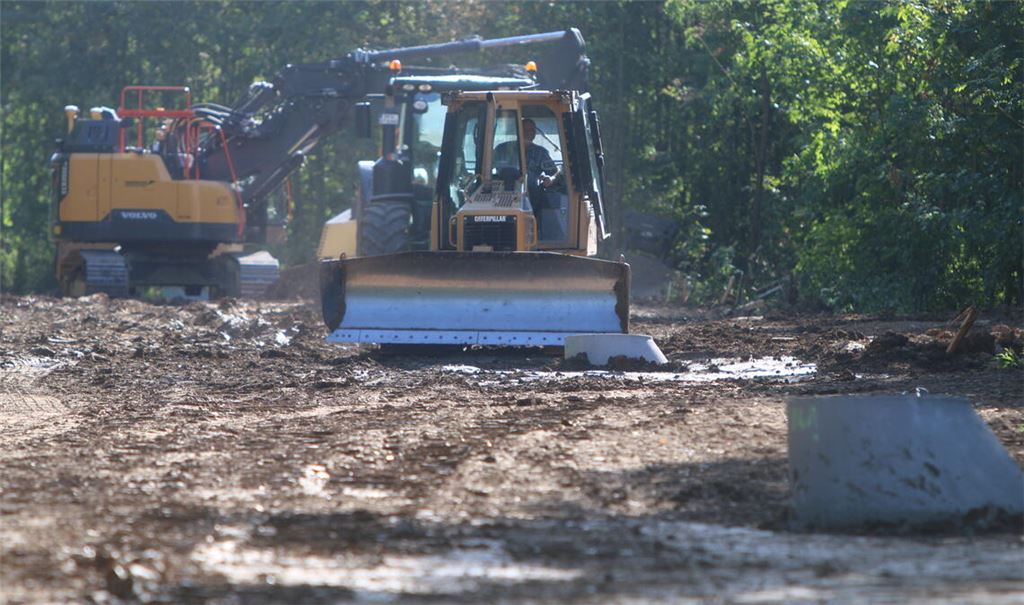 Die Kanalarbeiten für das Wiernsheimer Gewerbegebiet Waldwiesen sind derzeit im Gange. Laut Gemeinde werden Leitungen verlegt, die die L1134 durchkreuzen. Fotos: Wewoda