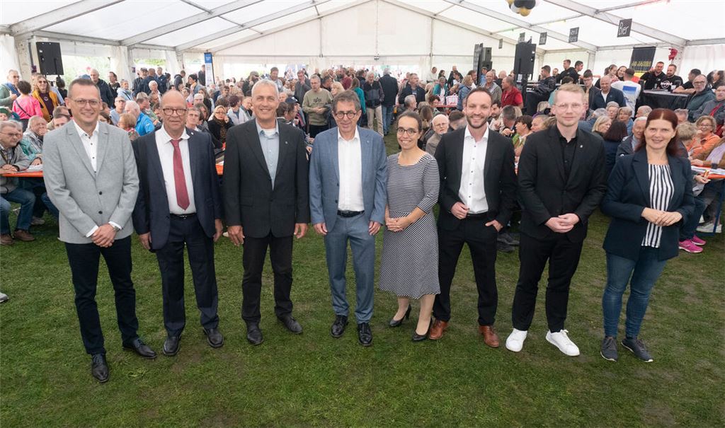 Die Kandidaten Stephan Retter (v.li.), Andreas Kubisch und Ulrich Hagenbuch, die Moderatoren Hans-Ulrich Wetzel und Ramona Deeg und die Kandidaten Stefan Aßmus, Paul Renner und Monika Wald beim Wahlschoppen des Mühlacker Tagblatt. Fotos: Fotomoment