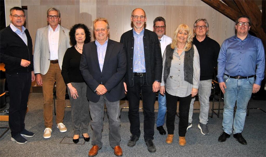 Die Kandidaten der Freien Wähler im Wahlkreis Knittlingen, Maulbronn, Illingen, Ötisheim und Sternenfels (v.li.): Michael Gutjahr, Karl Velte, Iris Mettke, Werner Henle, Klaus Riekert, Uwe Oehler, Elke Friedrich, Thilo Hook und Simon Betz. Auf dem Bild fehlen Annett Schmiß, Gregor Lang und Markus Rauser. Foto: Haller