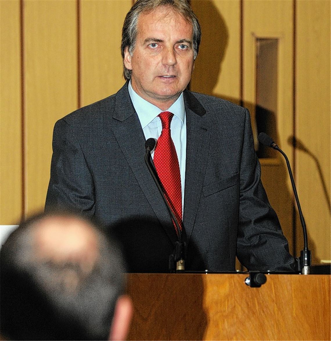 Die Kandidaten für den Chefsessel im Knittlinger Rathaus präsentieren sich in der Stadthalle. Amtsinhaber Heinz-Peter Hopp stellt sich erneut der Wahl. (Foto: Fotomoment)