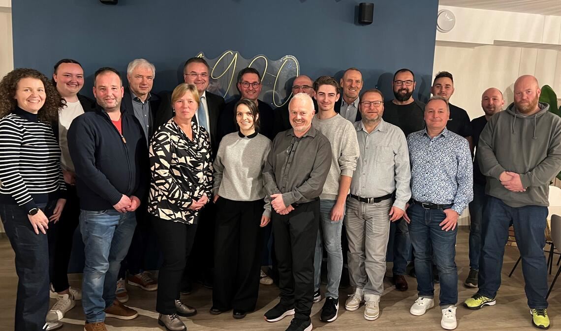 Die Kandidatinnen und Kandidaten der CDU Knittlingen Ana Cosi (v.li.), Emma Brodbeck, Andy Silber, Martin Reinhardt, Annette Schäfer, Bernd Vogt, Armin Dobler, Mareike Meiser, Bruno Wilhelm, Uwe Braun, Luis Burkhardt, Ralf Buchta, Markus Scholl, Cristobal Naranjo, Philipp Bickel, Guido Höckele, Jan Schmitzer und Jörg Strohmenger. Foto: privat