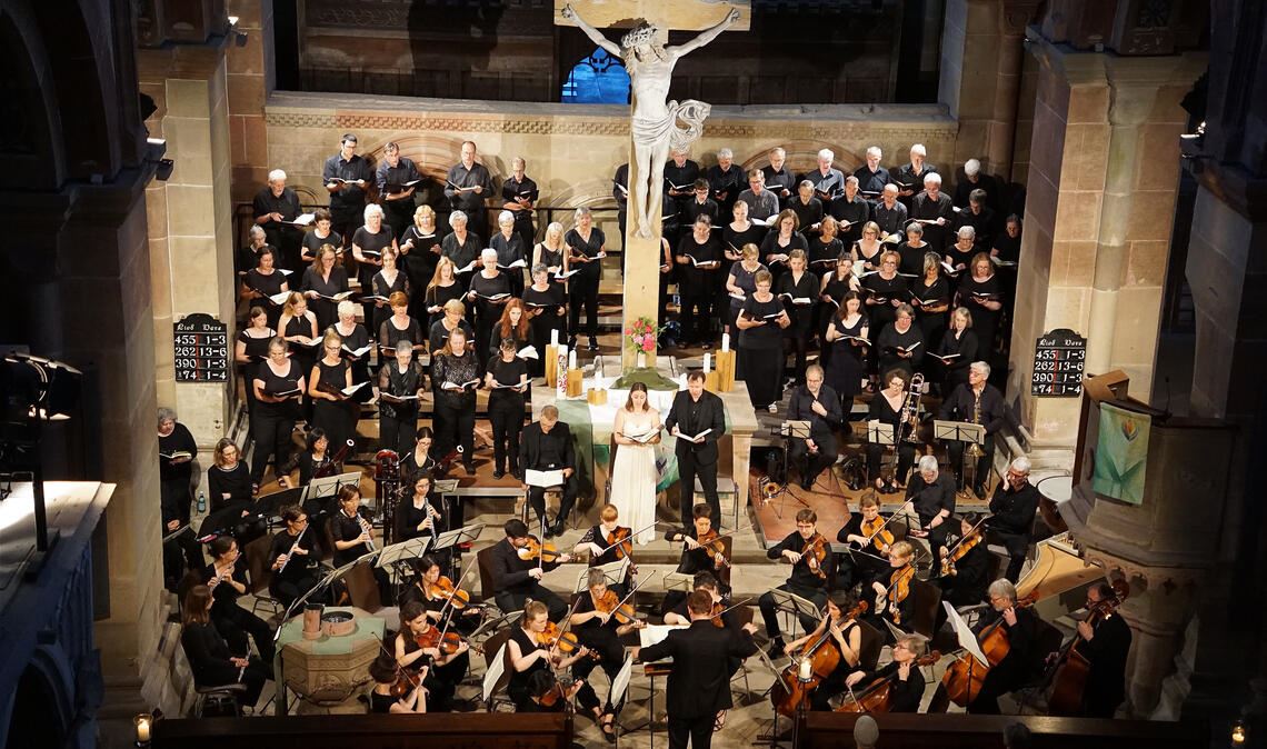 Die Kantorei, das Orchester „musica viva“ und Gesangssolisten interpretieren unter der Leitung von Thorsten Hülsemann ein eindrucksvolles Haydn-Werk. Foto: Bastian