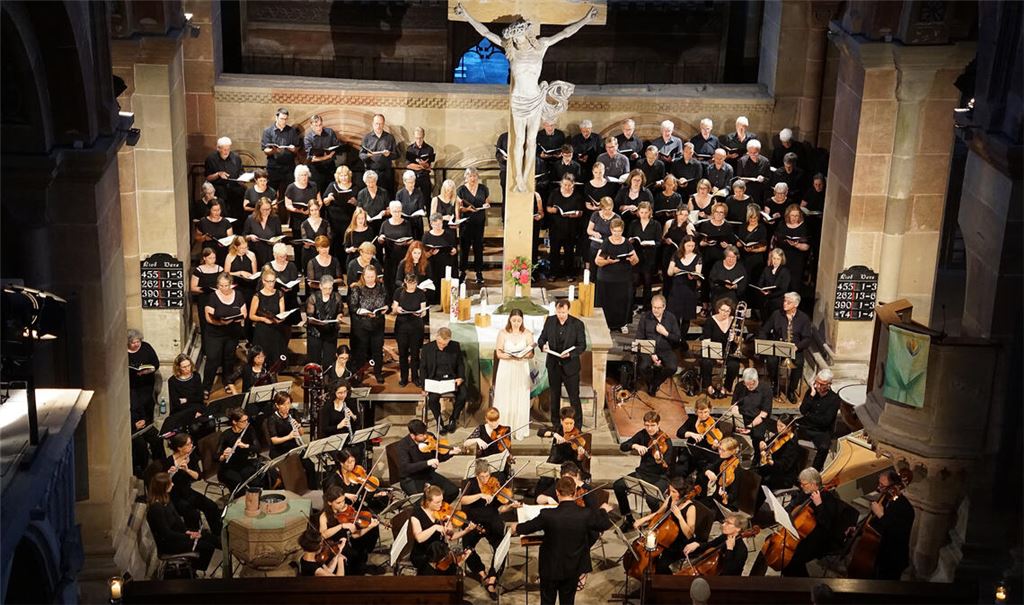 Die Kantorei, das Orchester „musica viva“ und Gesangssolisten interpretieren unter der Leitung von Thorsten Hülsemann ein eindrucksvolles Haydn-Werk. Foto: Bastian