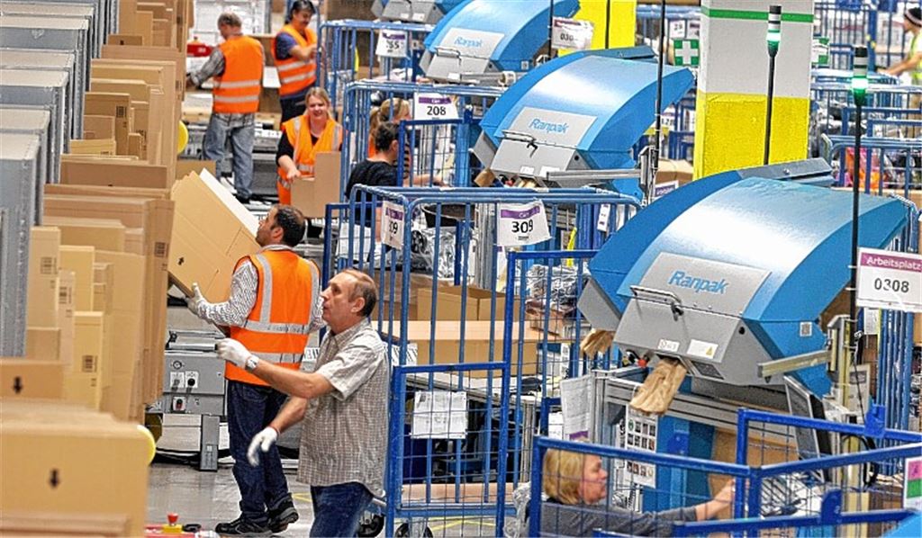 Die Kartons stehen bereit: Bei Amazon in Pforzheim werden täglich Tausende Pakete verschickt. Die Verkaufsrenner sind: eine TV-Wandhalterung, Pampers-Windeln im Abo und ein TV-Receiver. Fotos: Goertz