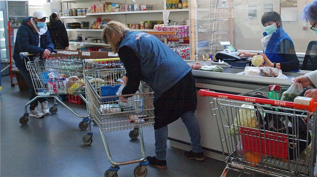 Die Kassiererin ist durch eine Plexiglasscheibe geschützt, der quergestellte Einkaufswagen sorgt für Abstand beim Einladen der Ware. Foto: Filitz