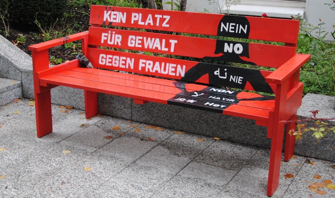 Die „Katholische Frauengemeinschaft Deutschlands“ im Dekanat Pforzheim stellt am 26. November die „Rote Bank“ als Symbol gegen Gewalt an Frauen auf – auf ihr bleiben Plätze frei, wenn Frauen Opfer von Gewalt werden. Foto: Silke Kaltenbach