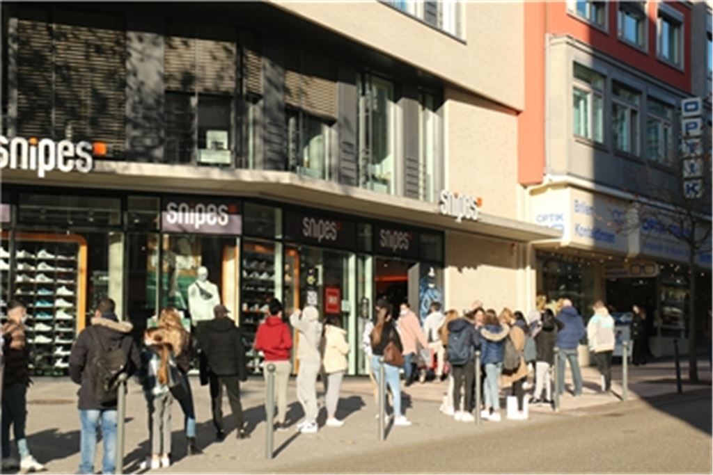 Die Kauflust am nach Online-Vorbild ausgerufenen „Black Friday“ hat bei gutem Wetter am Freitag viele Kunden in die Pforzheimer Bahnhofstraße gelockt, die hier eine Schlange vor dem Eingang bilden.Wewoda