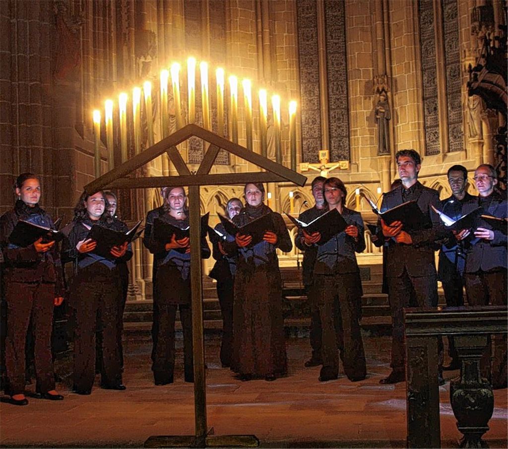 Die Kerzen des Tenebrae-Leuchters sind die einzige Lichtquelle in der Kirche.