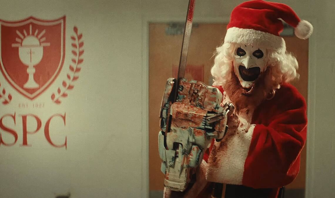 Die Kettensäge ist in Horrorfilmen eine unentbehrliche Requisite: Szene mit „Art the Clown“ aus dem Horrorclown-Film „Terrifier 3“ (2024).