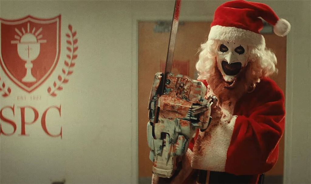 Die Kettensäge ist in Horrorfilmen eine unentbehrliche Requisite: Szene mit „Art the Clown“ aus dem Horrorclown-Film „Terrifier 3“ (2024).