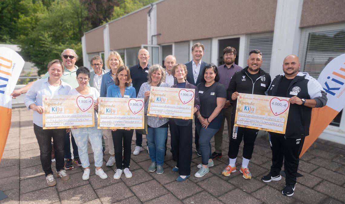 Die KiJu-Mitglieder und die ausgezeichneten Projektverantwortlichen freuen sich darüber, dass vier Vorhaben für Kinder und Jugendliche umgesetzt werden können. Foto: Fotomoment