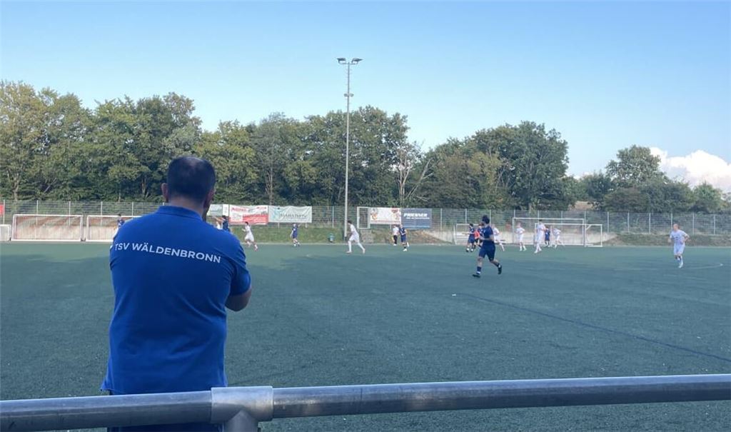 Die Kicker des Aufsteigers TSVW Esslingen um Trainer Hamdi Dagdelen (vorn) verspielen eine 4:1‑Führung bei der TSG Esslingen. 