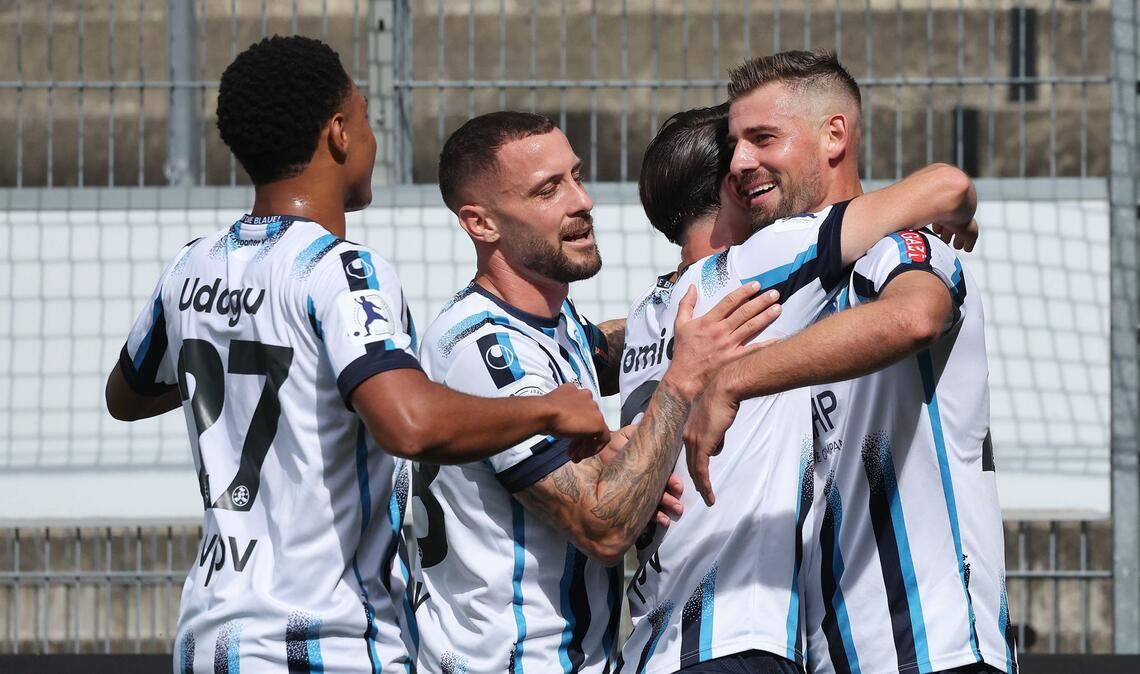 Die Kickers-Spieler bejubeln das 1:0 durch David Braig (re.).