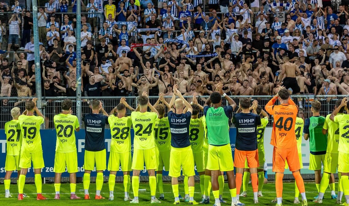 Die Kickers-Spieler feiern mit ihren Fans den Achtelfinaleinzug im WFV-Pokal in Aalen.