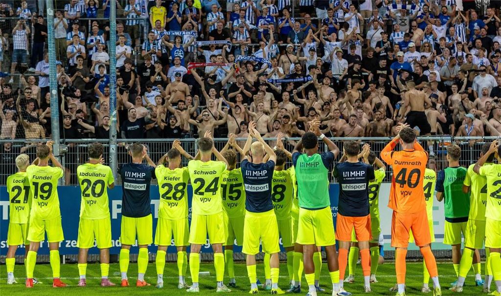 Die Kickers-Spieler feiern mit ihren Fans den Achtelfinaleinzug im WFV-Pokal in Aalen.