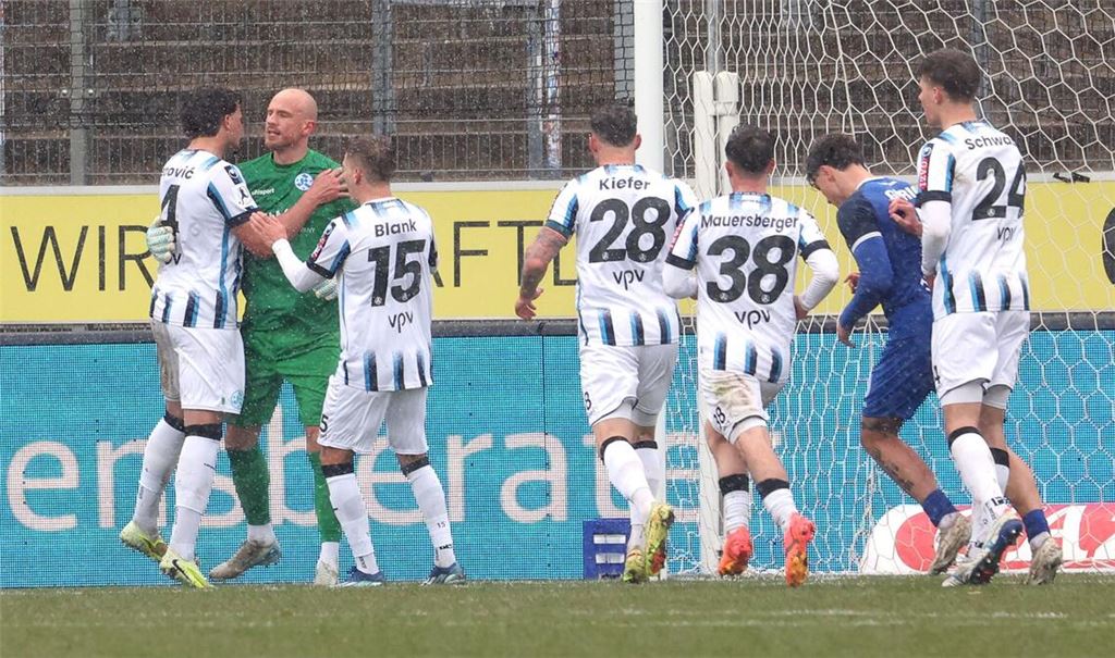 Die Kickers-Spieler sagen Danke bei Keeper Felix Dornebusch.