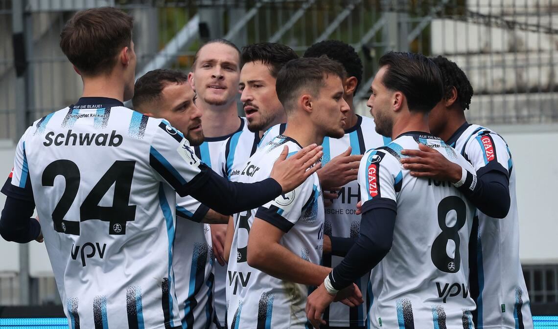 Die Kickers bejubeln die 1:0-Führung.