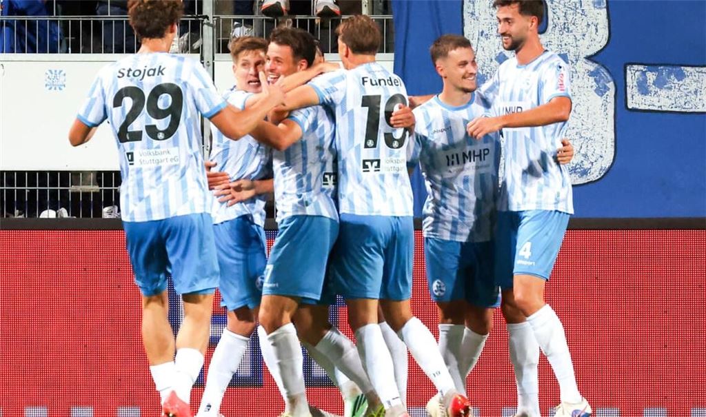 Die Kickers jubeln über das1:0.