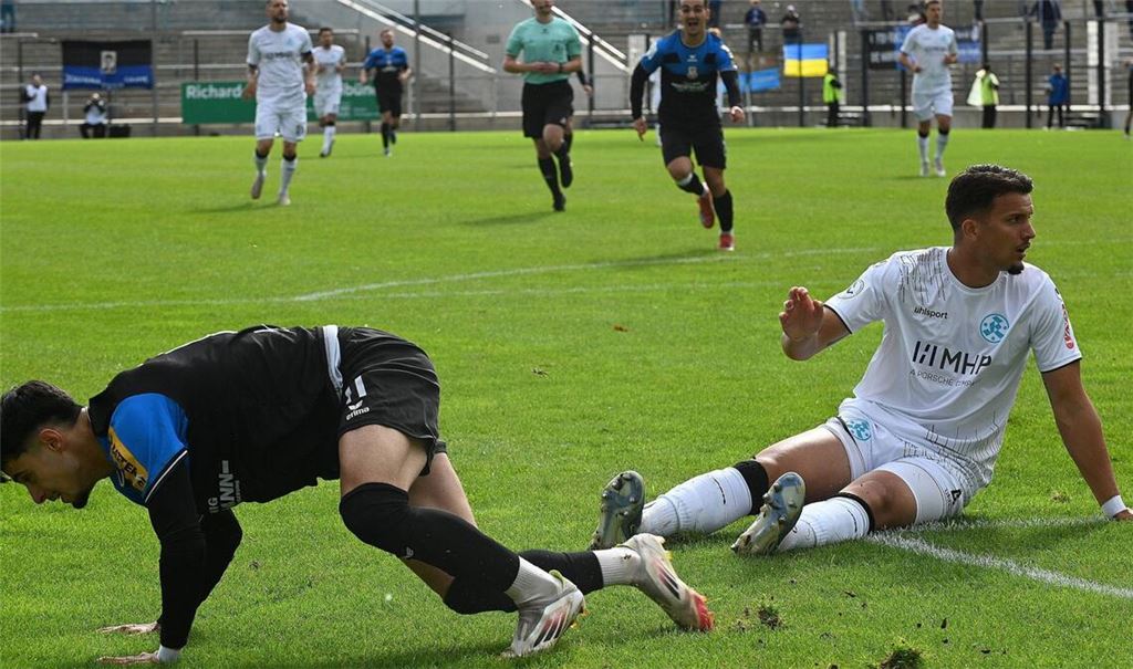 Die Kickers und Milan Petrovic (re.) am Boden – auch beim FSV Frankfurt setzte es eine 0:3-Niederlage.