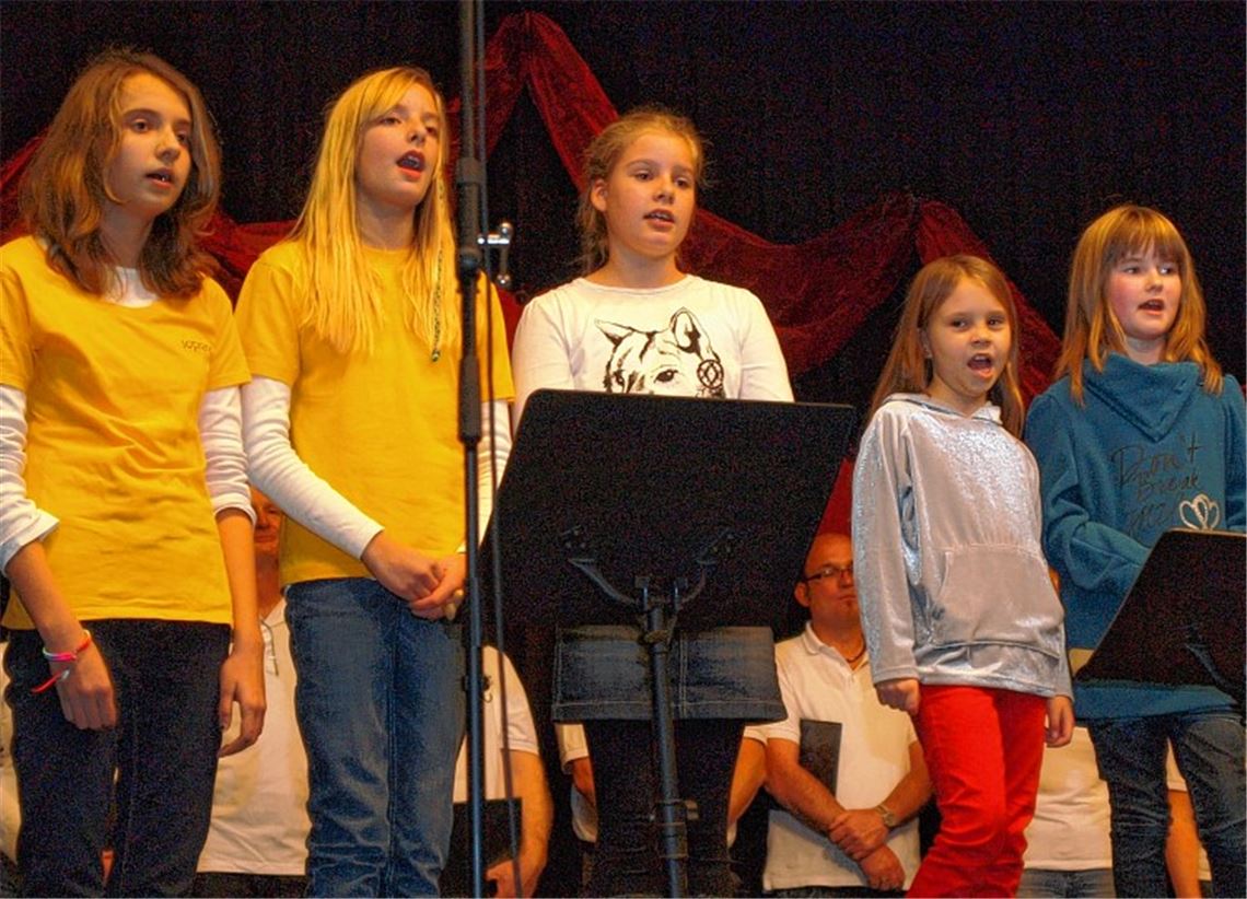 Die „KidsHits“ gratulieren ihren älteren Kollegen.