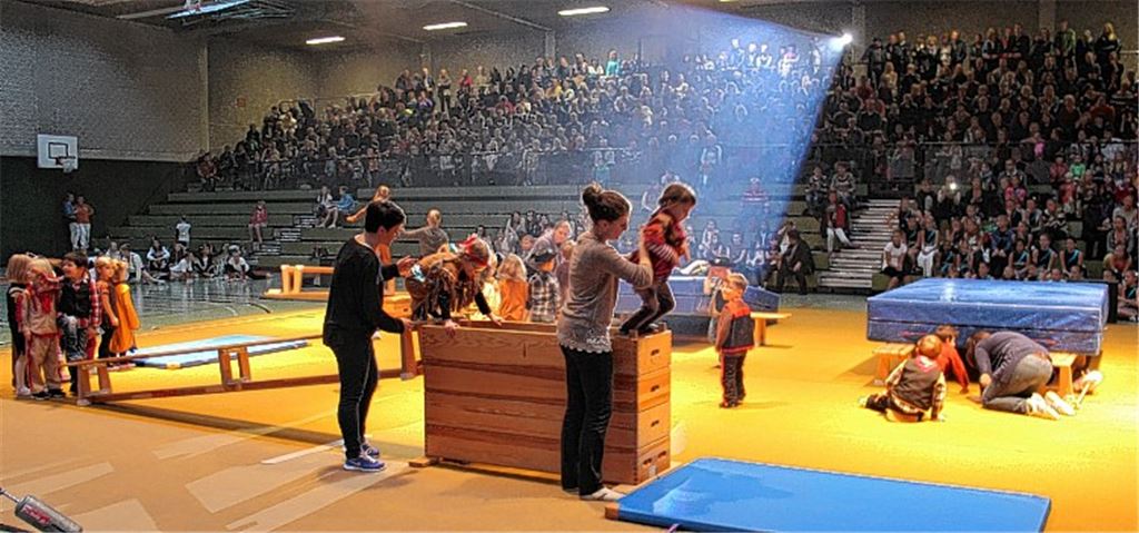 Die Kinder aus dem Vorschulturnen begeistern als Cowboys und Indianer. Foto: Huber