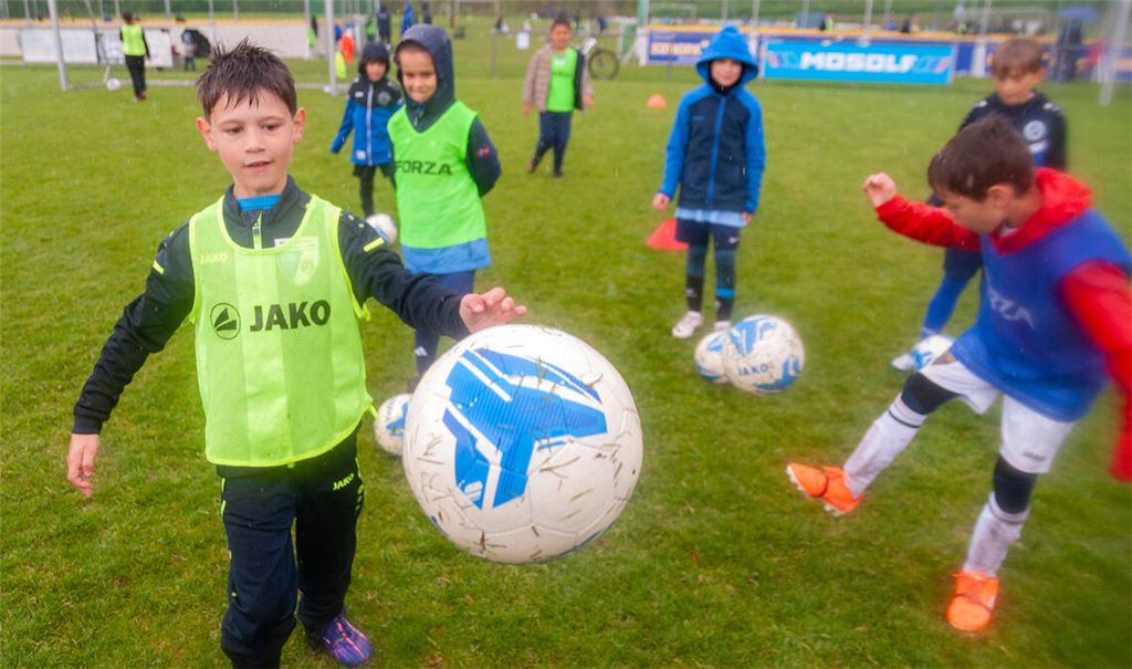 Die Kinder beim 17. SVI-Fußballcamp trotzen dem schlechten Wetter – Hauptsache, es kann gekickt werden. 