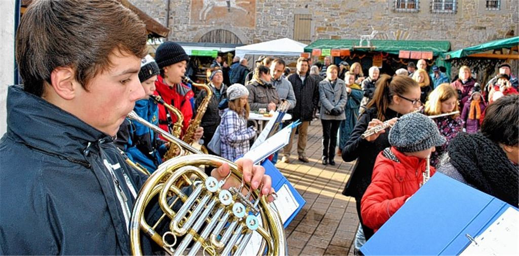 Die Kinder der CJD Jugendmusikschule eröffnen mit festlichen Klängen den Markt. Am Abend tritt auch noch der Männerprojektchor 2000 in der Kirche auf. Fotos: Stahlfeld