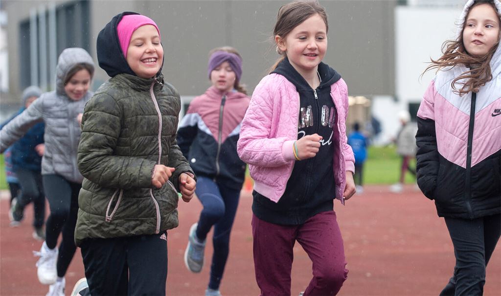 Die Kinder der Grundschule Freudenstein starten zum Sponsorenlauf. Foto: Fotomoment